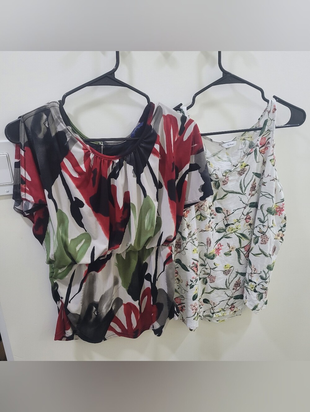 (2pack) Reitmans M Abstract Floral Short Sleeve Top in Red, + Green & Black